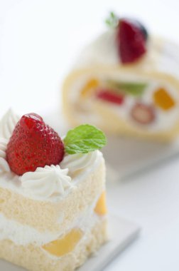 Çilekli taze ev yapımı meyveli kek.