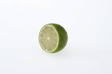 Beyaz arkaplanda izole edilmiş taze kireç