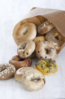 Beyaz arka planda taze simit 