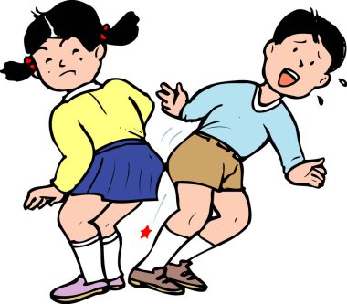 İki çocuk da tepki verirken kız çocuğu tekmeliyor