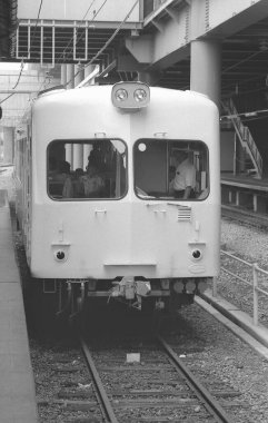 Bir tren istasyonundaki siyah beyaz fotoğraf..