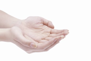 Beyaz bir arka planda elini uzatan biri.