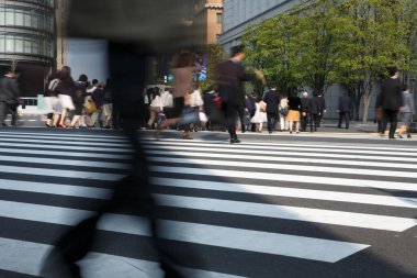 Tokyo, Japonya 'da merkez caddenin yanından geçen kalabalık