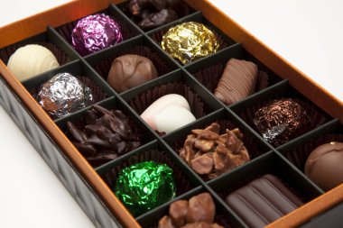 Bir kutu farklı çikolata.