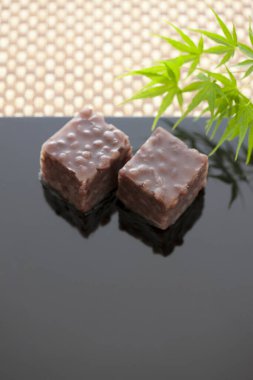  Beyaz arkaplanda çikolata şekerlemeleri