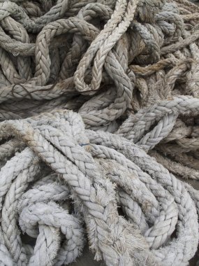 Eski bir teknenin ipleri