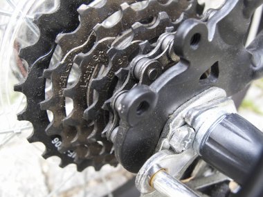 Arka kaseti ve arka raydan çıkarıcıyı kapatın.