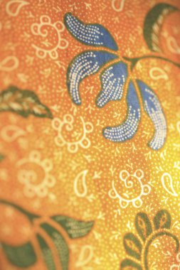 Renkli bir çiçek desenine yakın plan.