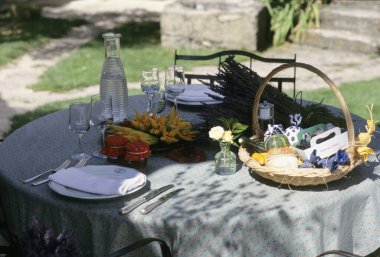 Bir sepet çiçek ve bir sepet çiçekle dolu bir masa.