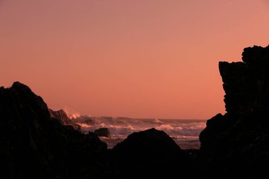 Denizde güzel bir gün batımı. Seyahat kavramı