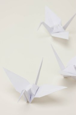 Beyaz kağıt üzerinde beyaz origami kuşu