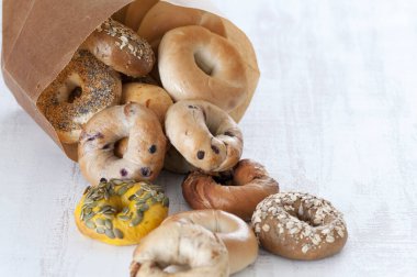 Beyaz arka planda taze simit 