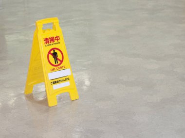 Kaygan ıslak zemin hakkında sarı uyarı işareti