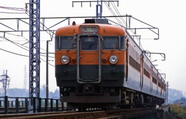 Asyalı demiryolu ile hareket eden eski trenin uzak görüntüsü  