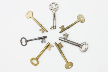 beyaz arkaplanda anahtarlar