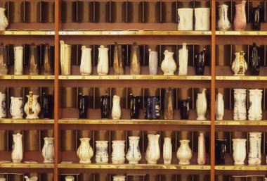 Japon tarzında farklı seramik vazolara sahip raflar. 