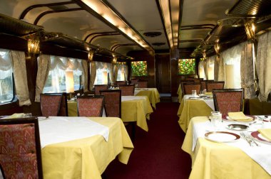 Bir tren restoranının detaylı görüntüsü içinde.