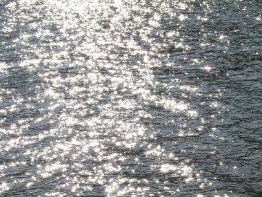 dalgalı su yansıması