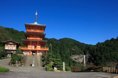 Tapınak manzarası, geleneksel Japon mimarisi.