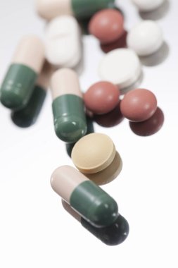 Beyaz arka planda haplar ve tabletler