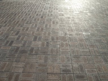 Şehir arka planında taş kaldırım