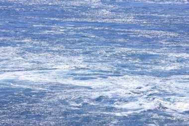 Deniz yüzeyi. köpüklü deniz dalgaları