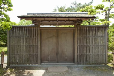Japon tarzı bir binanın ahşap kapısı. 