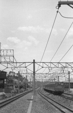 Tren raylarda hareket ediyor. siyah beyaz fotoğraf  