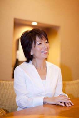 Kafede güzel bir Asyalı kadının portresi.