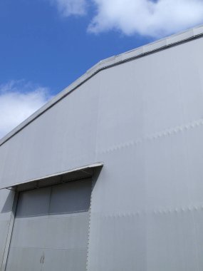 Modern endüstriyel depo binasının düşük açılı görüntüsü        