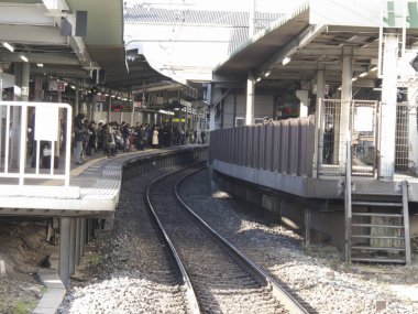 Gündüz vakti tren istasyonundaki yolcular