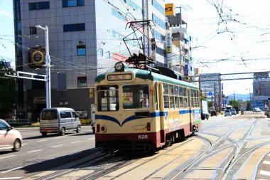 Tramvay şehrin caddesinde ilerliyor..