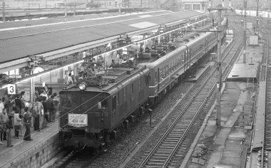 Japon Demiryollarının Gündüz Siyah ve Beyaz Çekimi