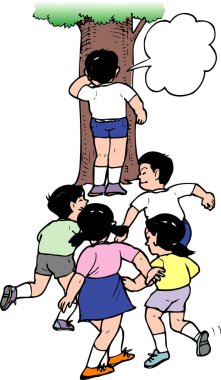 Çocuklar ağaçların yanında saklambaç oynuyorlar.