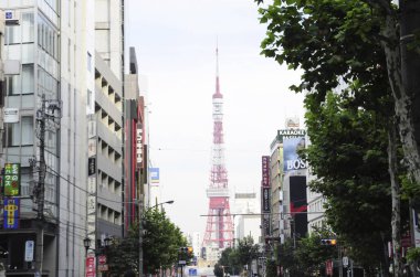 Şehir manzarası modern binalarla dolu