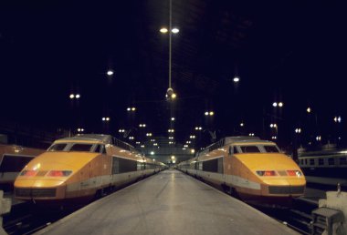 Hızlı hızlı giden iki tren demiryolundan geçiyor. 