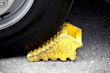 Sarı tekerlek tıkanması asfaltta araç lastiği emniyete alıyor