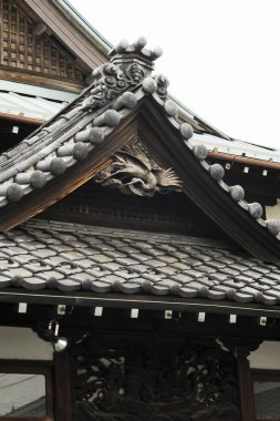 Güzel antik Japon tapınağının manzaralı görüntüsü.