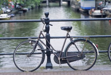 Hollanda 'da eski bir bisiklet