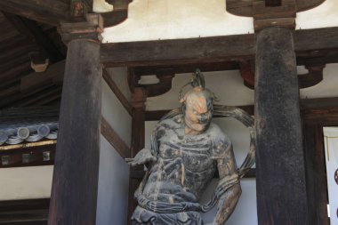 Tapınakta antik bir heykel