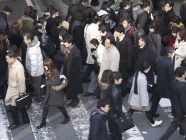 Japonya 'da yaya geçidinde karşıdan karşıya geçen insanlar.