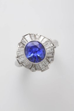 Beyaz arka planda elmas yüzük mücevherleri.