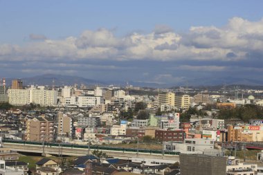 Japonya 'daki modern apartmanlar ve mavi gökyüzü