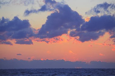 Polonya ve Baltık Denizi üzerinde günbatımı.