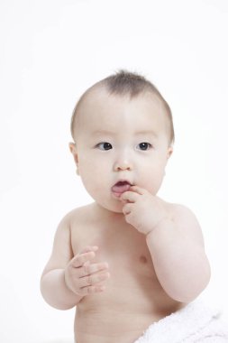 Beyaz arka planda yakışıklı Asyalı erkek bebek