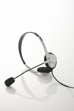 Beyaz arka plan üzerinde izole kulaklık 
