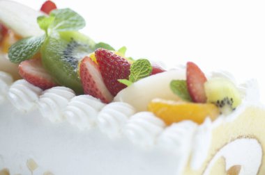 Lezzetli doğum günü pastası, kremalı ve meyveli.          