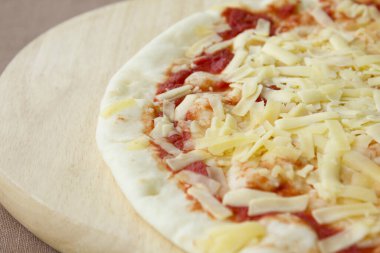 Pizza ve peynir arka planda, kapatın.