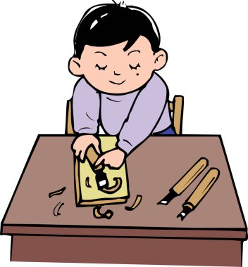 Masada ahşap oyan genç çocuk gülümsüyor.