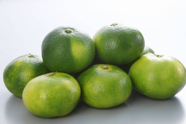 organik, yeşil limonlar arka planda, kapatın